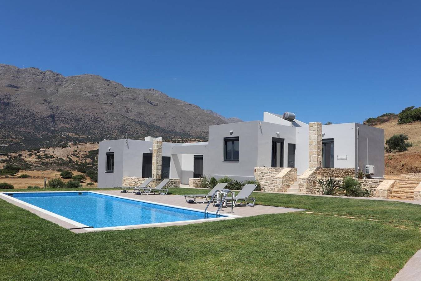 Foto 2 von 32: Weiter Blick auf Landschaft und Meer, Pool, 4 Pers. | Ferienhaus Triopetra, Kreta