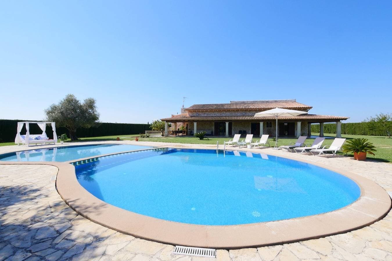 Foto 3 von 34: Landhaus Sant Vicenç mit Bergblick, Pool, WLAN, Klimaanlage, Terrassen & Garten