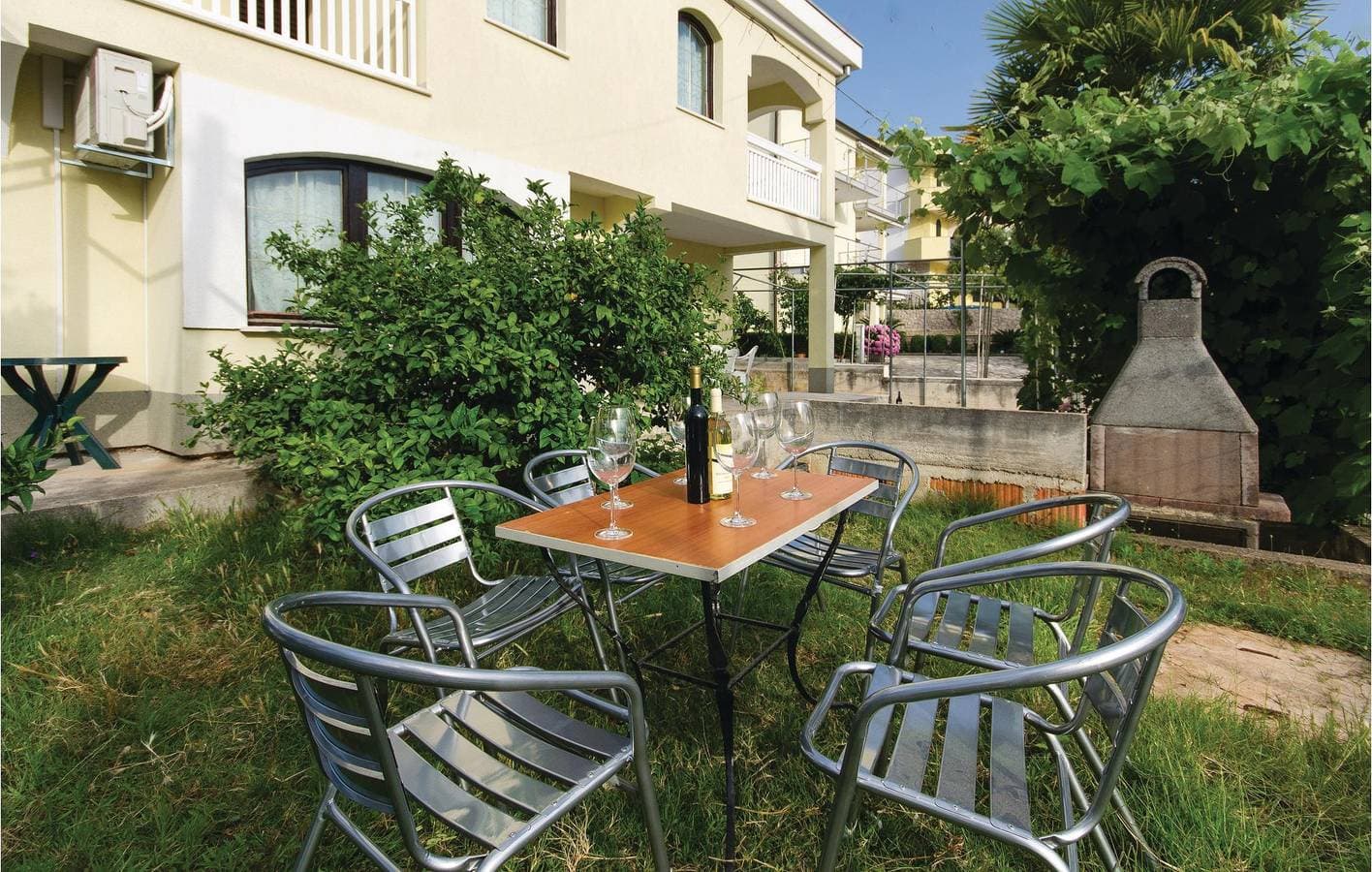 Foto 5 von 17: Gemütliche Ferienwohnung mit Terrasse, Parkplatz und WLAN in der Nähe des Strandes Uvala Bočići