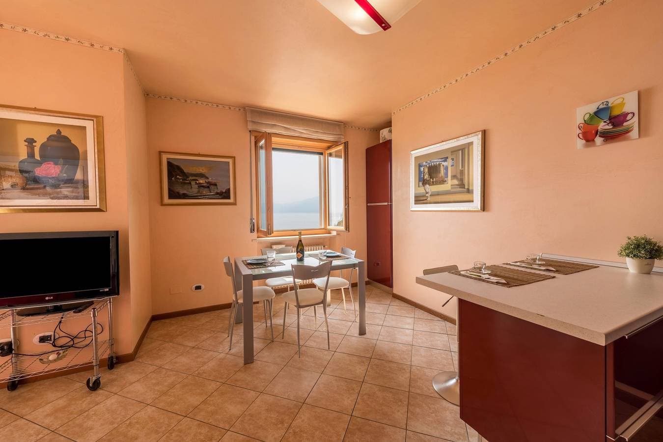 Foto 8 von 31: Ferienwohnung „Luminoso appartamento vista lago“ mit Garten & Seeblick