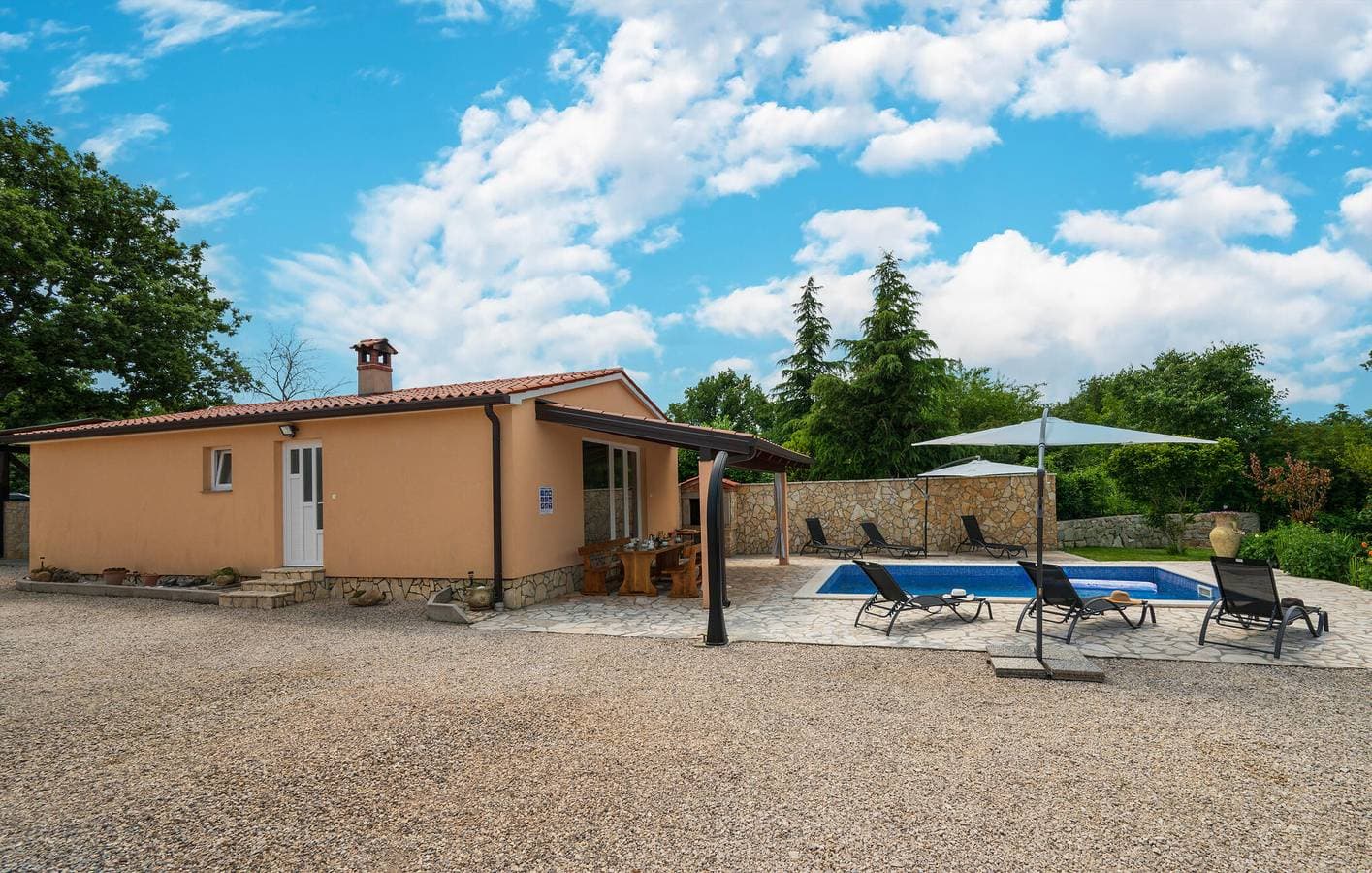 Foto 10 von 54: Geräumige 2-Zimmer-Wohnung mit Terrasse, WLAN und Parkplatz in der Nähe des Stadtzentrums