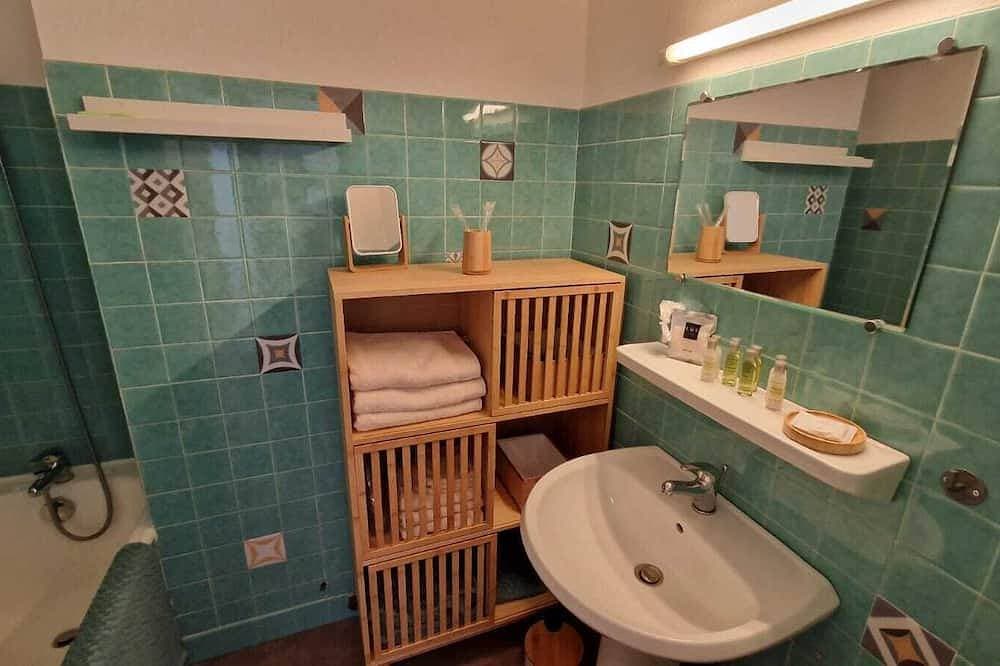 Foto 8 von 20: Wohnung mit 2 Schlafzimmern, Strand zu Fuß erreichbar mit Parkplatz und Balkon.