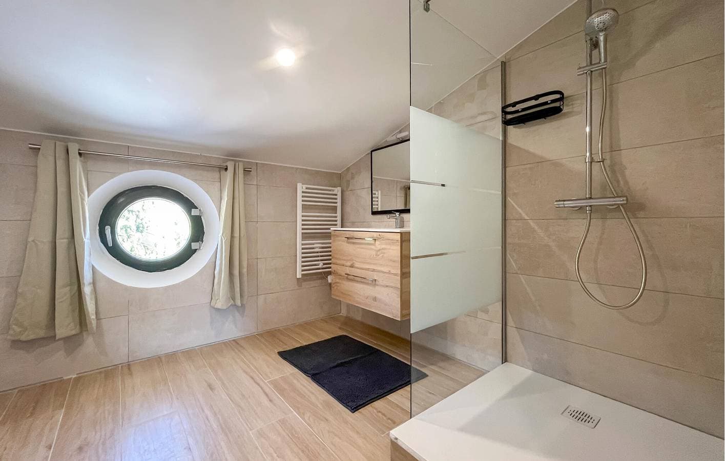 Foto 7 von 29: Charmantes Apartment mit einem Schlafzimmer, Pool und Terrasse in Grans