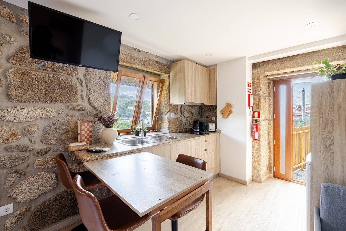 Foto 5 von 18: Ferienhaus 'Estúdio À Beira Da Água No Gerês' mit Seeblick, WLAN und Klimaanlage