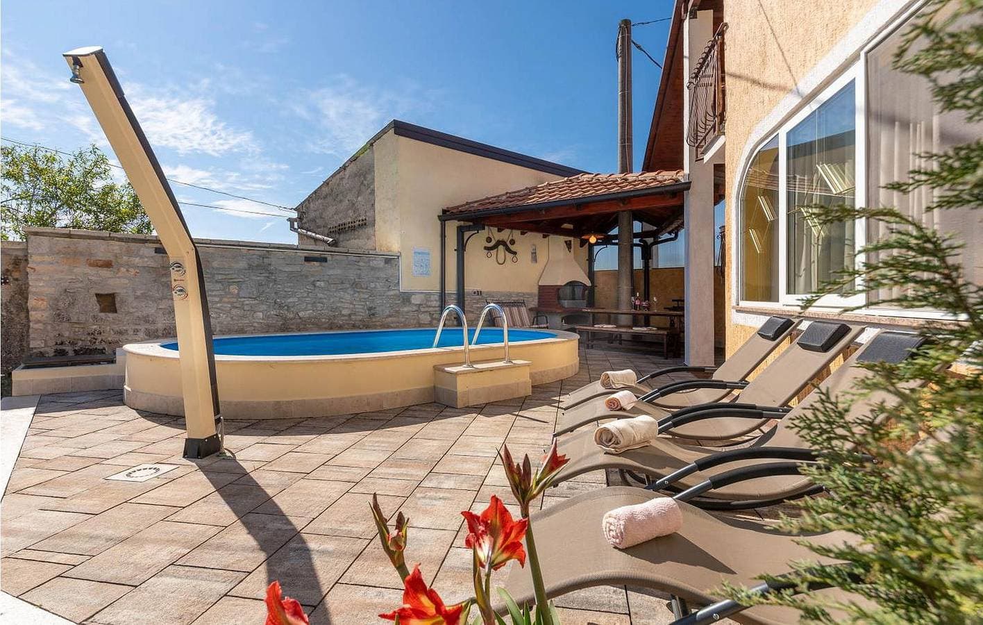 Foto 5 von 31: Gemütliche 2-Zimmer-Wohnung mit Pool, Terrasse und WLAN – 500 m vom Zentrum von Anzici entfernt