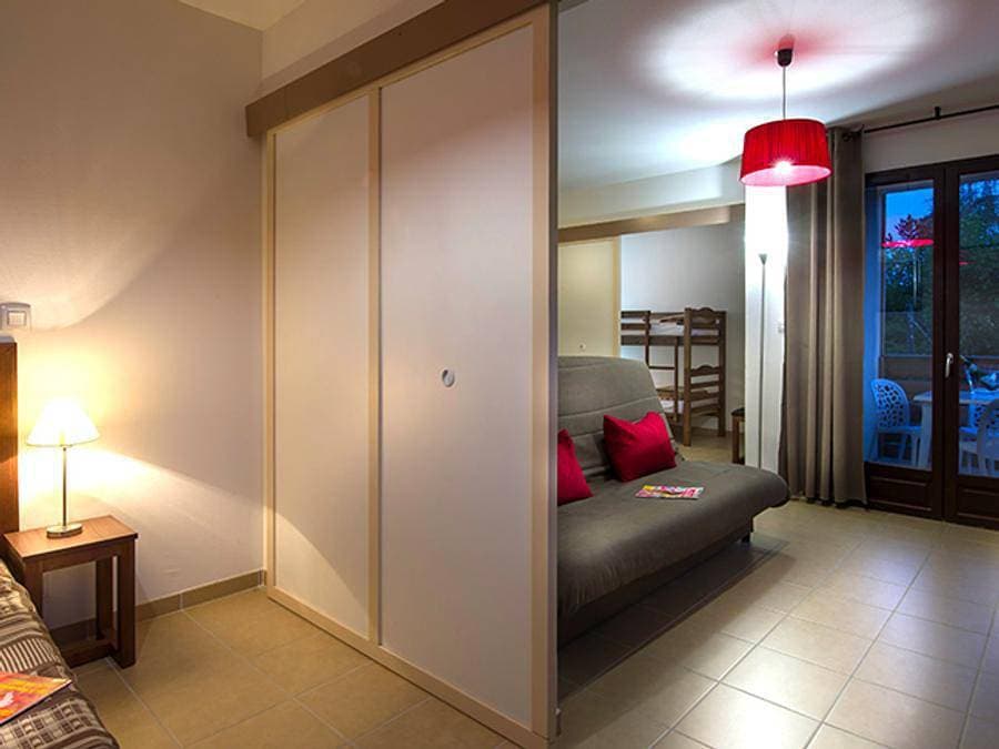 Foto 4 von 7: Résidence Le Clos du Rocher - Vacancéole - Studio 2 personen - Studio 2 Personen - Pmr