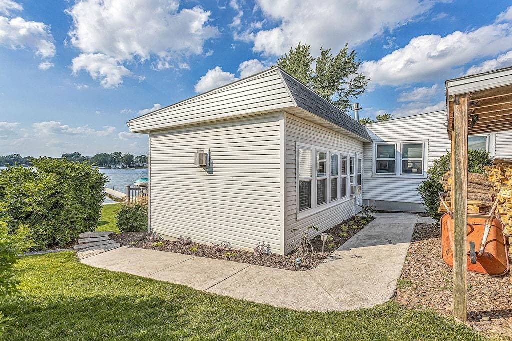 Foto 13 von 41: Lakefront Cottage with kayaks, paddleboat, aqua mat, & Big deck close to Elkhart
