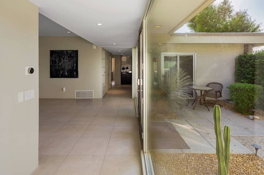 Foto 11 von 45: Mid Century Modern-Stunning Mountain Views, Quiet, Clean, Bright & Open Design.