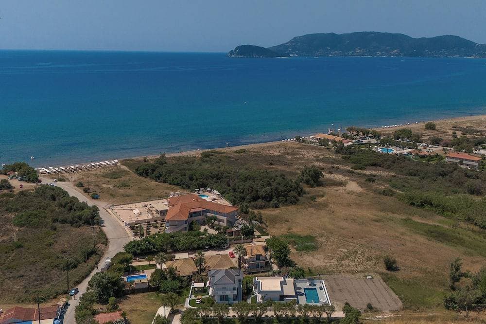 Foto 10 von 29: Tasos Villas - Nr. 2. Einzelvilla mit privatem, überdachtem Sitzbereich.