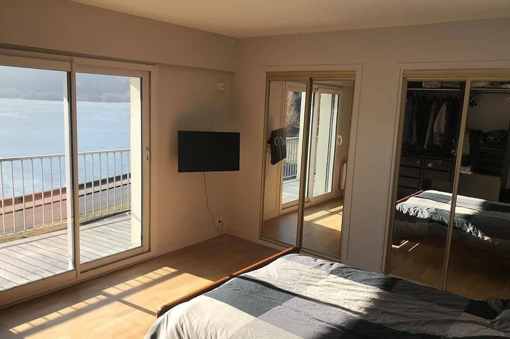 Foto 3 von 28: Luxury apartment with terrace on the shores of Lake Chambon overlooking Sancy