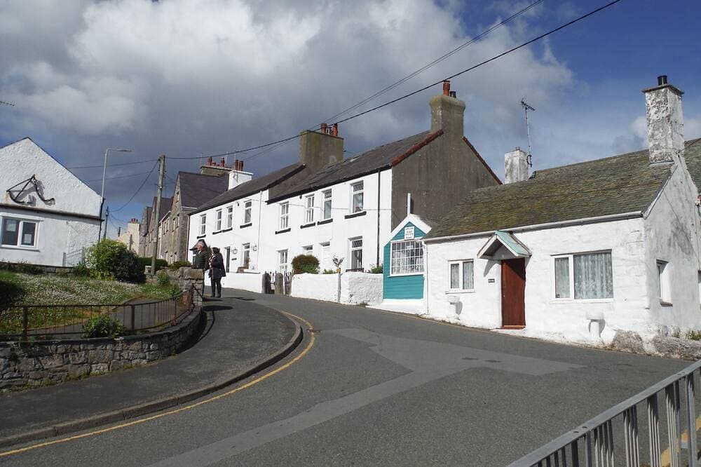Foto 11 von 24: Penmon View, Moelfre, Anglesey. Mit Meer- und Bergblick.