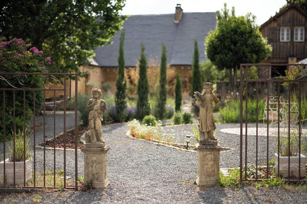 Foto 10 von 16: Le Petit Gite au Manoir de Carlucet. Friendly pub/restaurant a short walk.