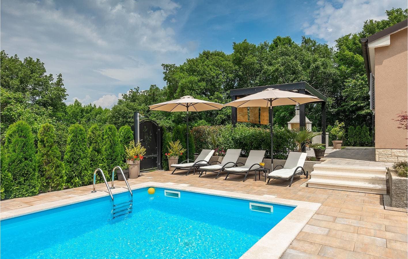 Foto 11 von 48: Geräumige 2-Zimmer-Wohnung mit Pool und WLAN, 800 m vom Zentrum von Jakovici entfernt