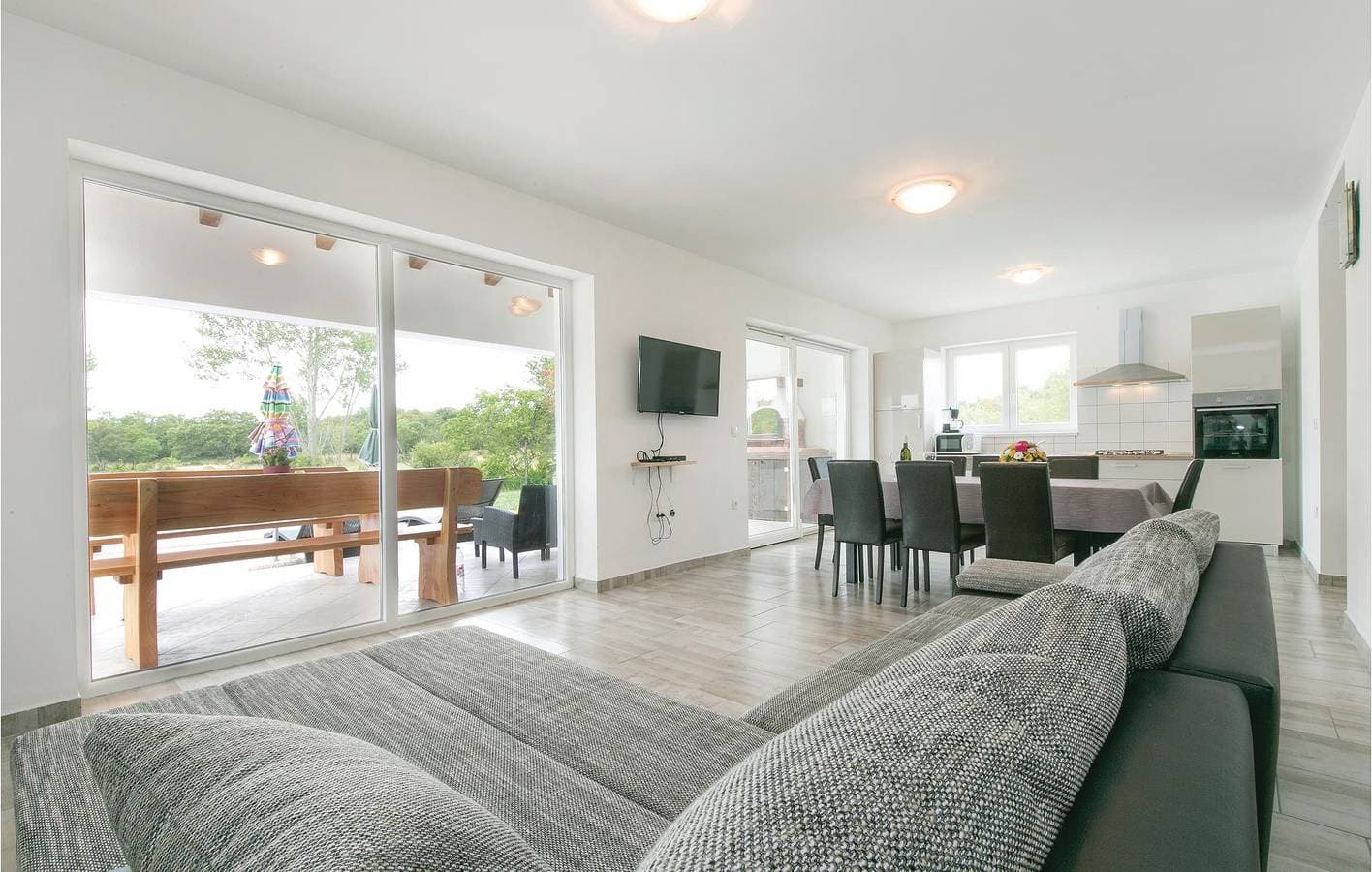 Foto 5 von 35: Moderne 2-Zimmer-Wohnung mit Terrasse, Parkplatz und WLAN in der Nähe des Stadtzentrums
