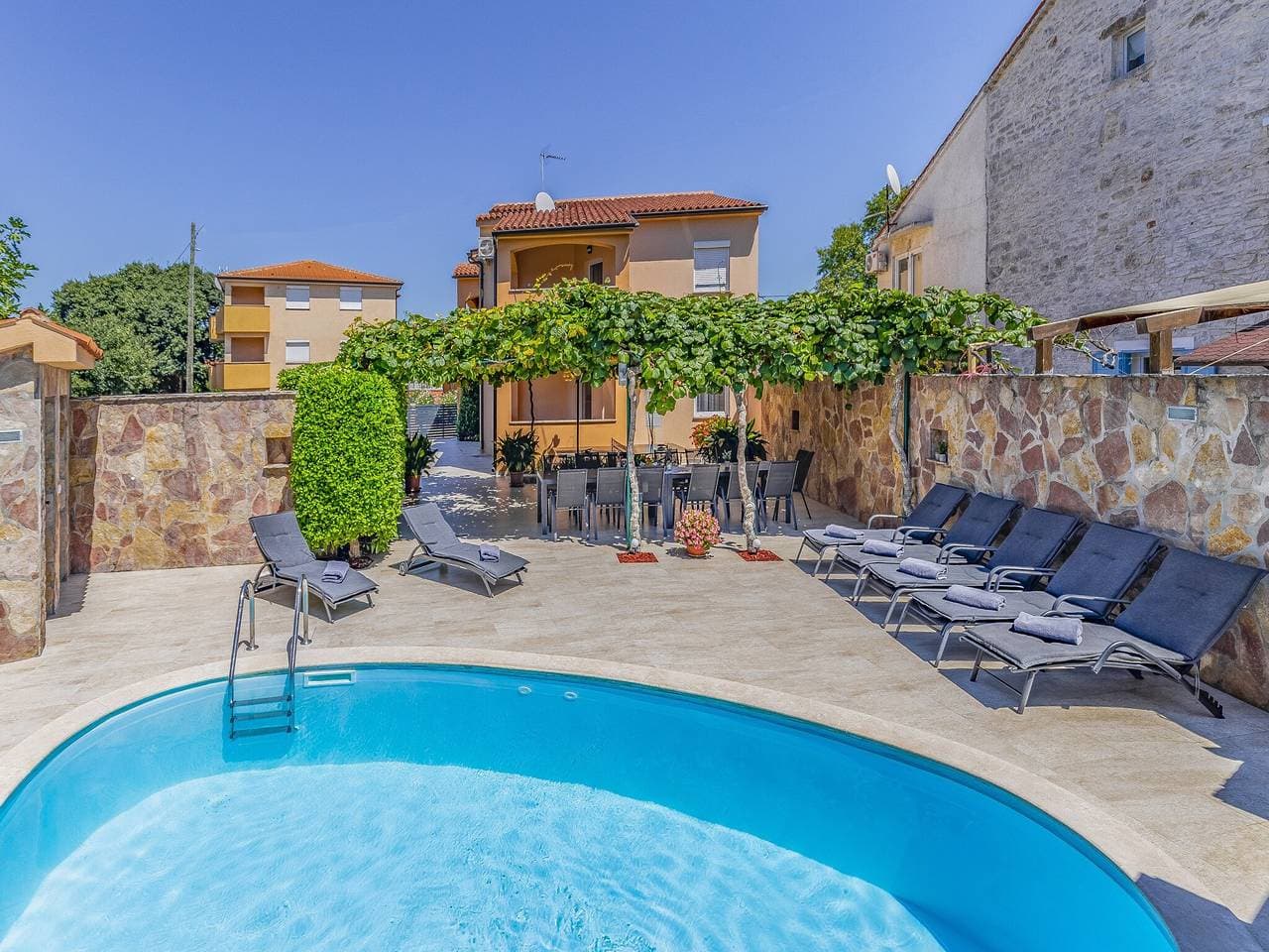 Villa in Peroj mit Pool am Strand 1