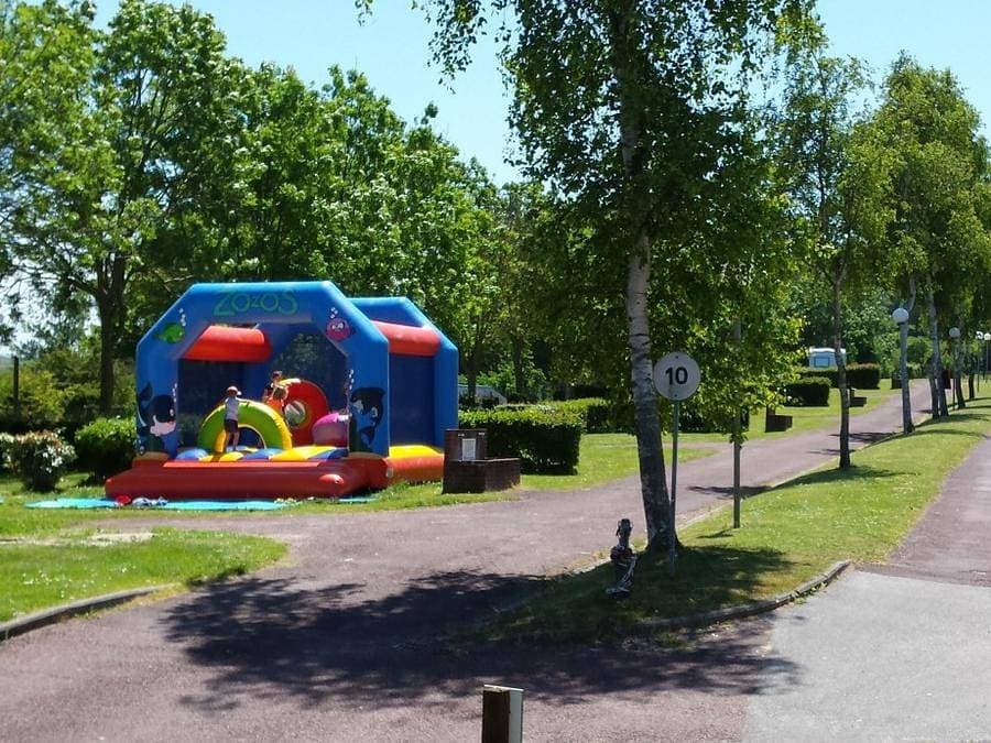 Foto 2 von 88: Camping Le Mont Joli Bois - Bungalowzelt 4 personen - Coco Sweet, ohne sanitäre Einrichtungen