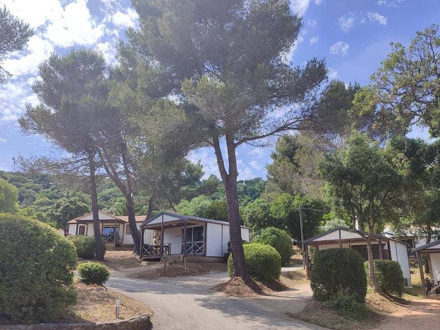 Foto 7 von 18: Camping Versants (anciennement Parc des Chênes) - Chalet 4 personen - Klimaanlage - TV - Bettwäsche - Handtücher
