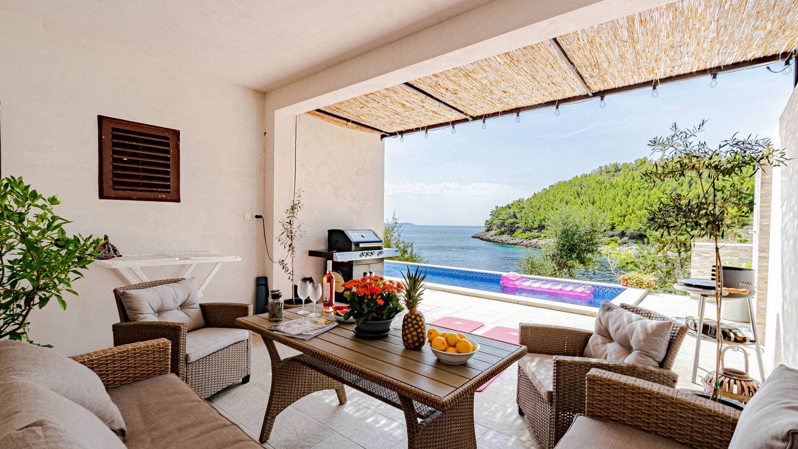 Foto 4 von 37: Waterfront House Arnet by Villas Guide