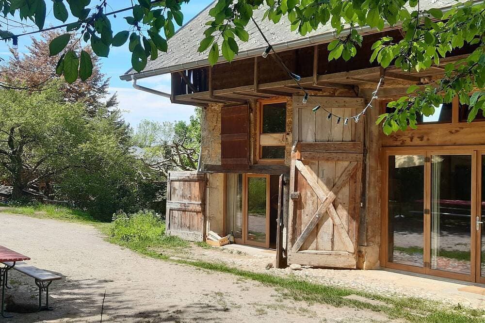 Le Repaire: unusual barn, creative haven 1