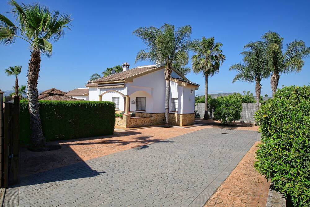 Foto 13 von 30: Private villa, surrounded by orange trees, with swimming pool, 10 minutes from the center.