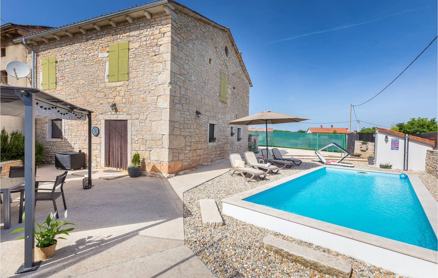 Foto 2 von 28: Charmante 70 m² große Wohnung mit Pool, Terrasse und WLAN in der Nähe von Sehenswürdigkeiten