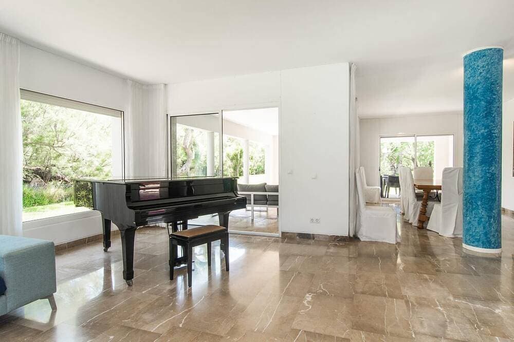 Foto 6 von 30: Wunderschönes Haus in Port Verd mit privatem Swimmingpool, der sowohl drinnen.