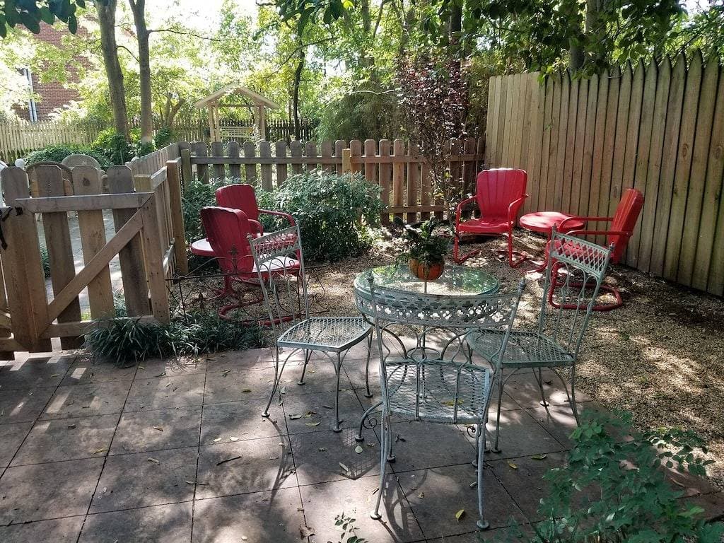 Foto 3 von 18: Private Garden, Jacuzzi Tub, Fireplace, In-Cottage Breakfast & Walking Distance to SoMa Are Just the Beginning!