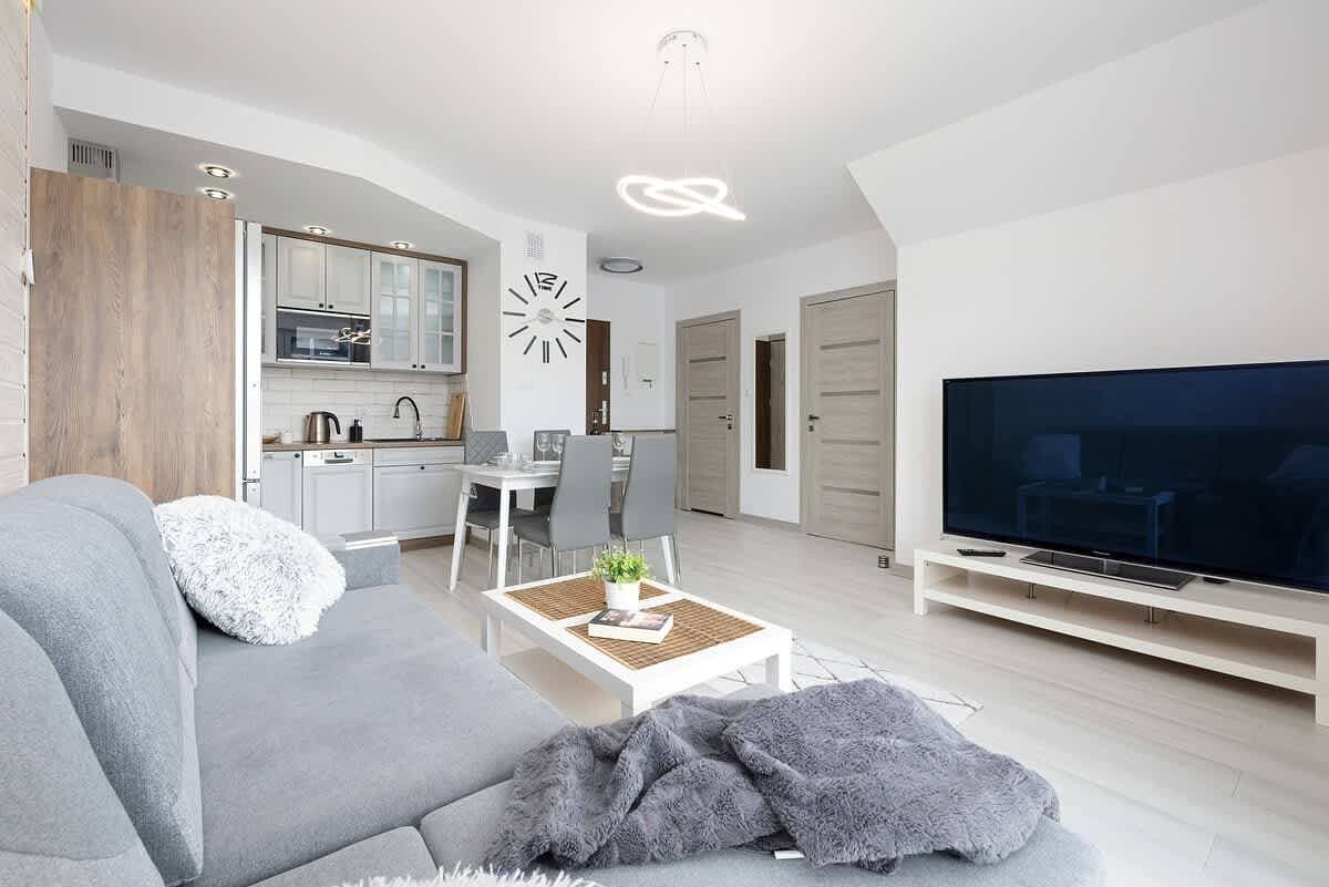 Foto 7 von 20: Modern Apartment close to the Beach | Balcony | Parking