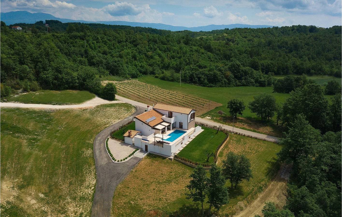 Geräumige 280 m² große Wohnung mit Pool, WLAN, Klimaanlage und Parkplatz 1