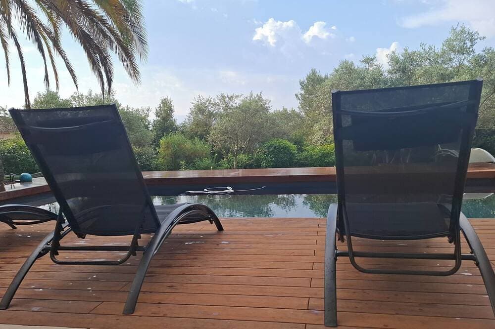 Villa between Aix-en-Provence and Marseille, in a green setting 1