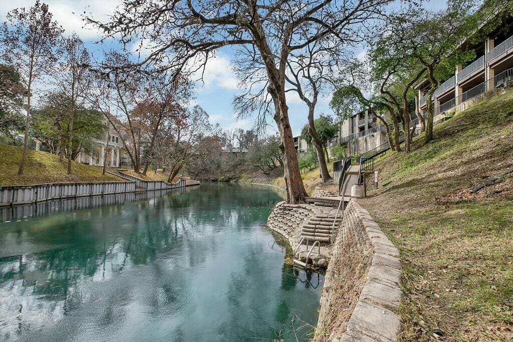 Das Float Inn. Schöne Wohnung mit Blick auf den Comal, gegenüber der Schlitterbahn 1