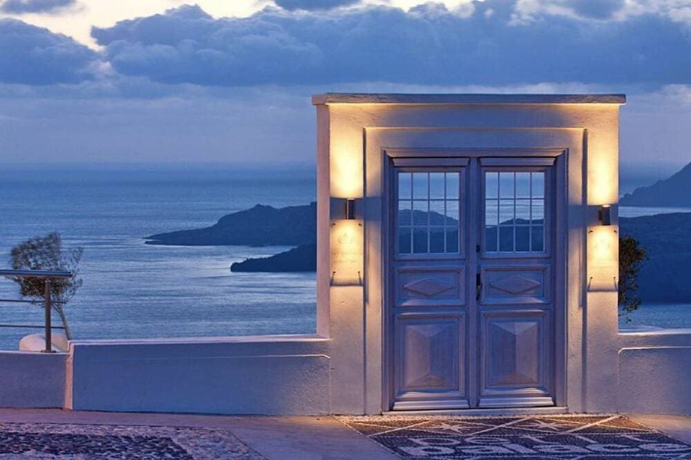 Foto 6 von 26: Wonderful Santorini Suite | Suite Azzurro | Private Heated Pool & Caldera View.