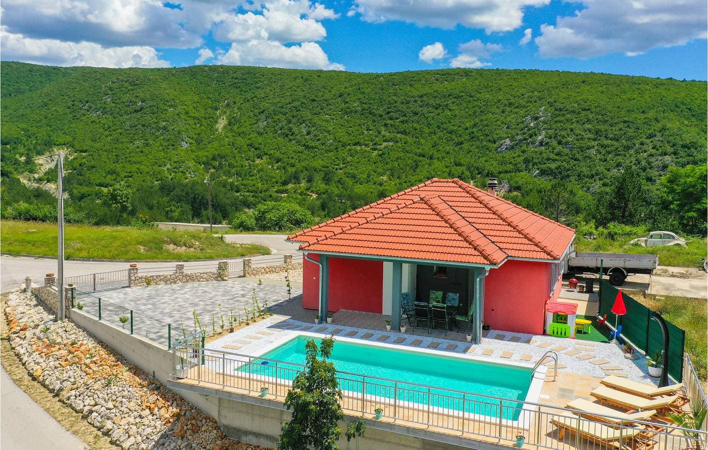 Foto 2 von 34: Moderne 2-Zimmer-Wohnung mit Pool, Terrasse und WLAN in der Nähe des Flusses Ričina