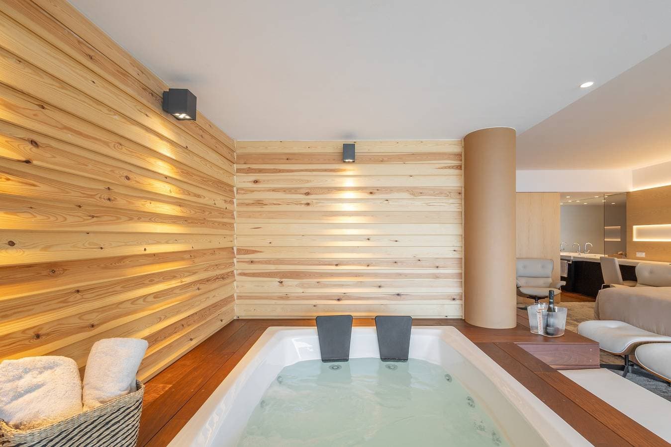 Foto 4 von 23: Sitges Suites – Premium-Apartment mit privatem Jacuzzi und Meerblick