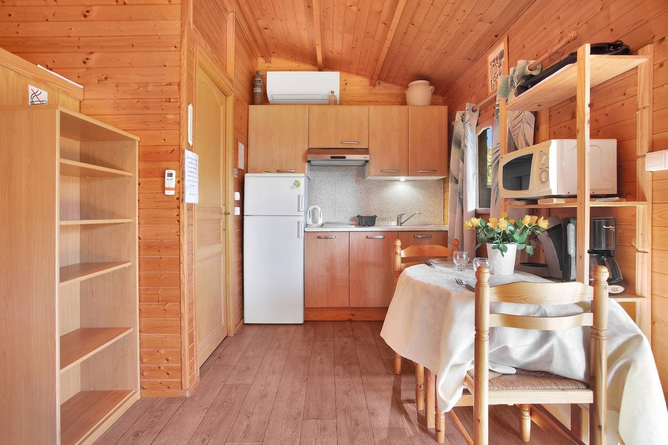 Foto 8 von 24: Chalet „Joli En Bois“ mit privater Terrasse, WLAN und Klimaanlage