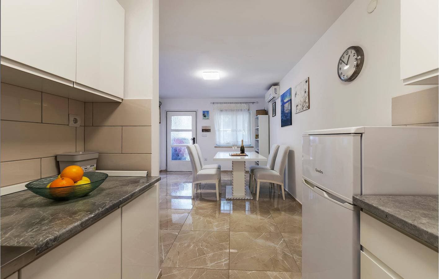 Foto 11 von 24: Gemütliche Ferienwohnung mit Terrasse, WLAN, Parkplatz, 1 km vom Strand Bijela entfernt
