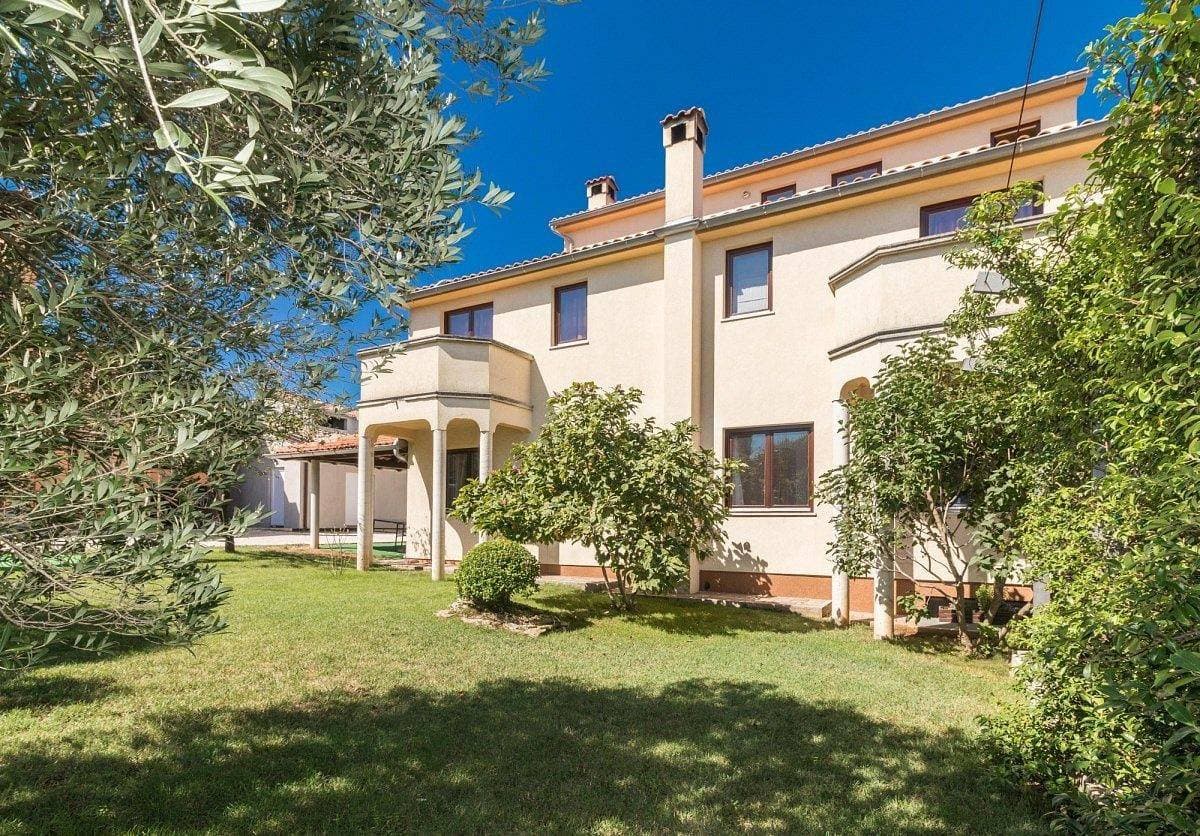 Foto 5 von 55: Ferienwohnung La Vista mit Meerblick und eigener Terrasse mit Grill auf dem Garten bei Pula