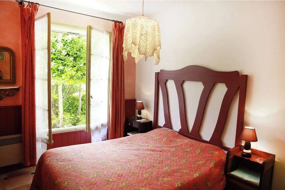 Foto 4 von 20: Charming cottage in Réattu with terrace and park view - sleeps