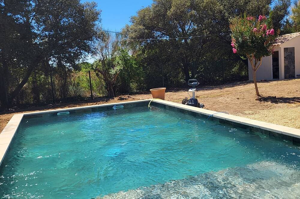 Air-conditioned villa with pool and fence 1
