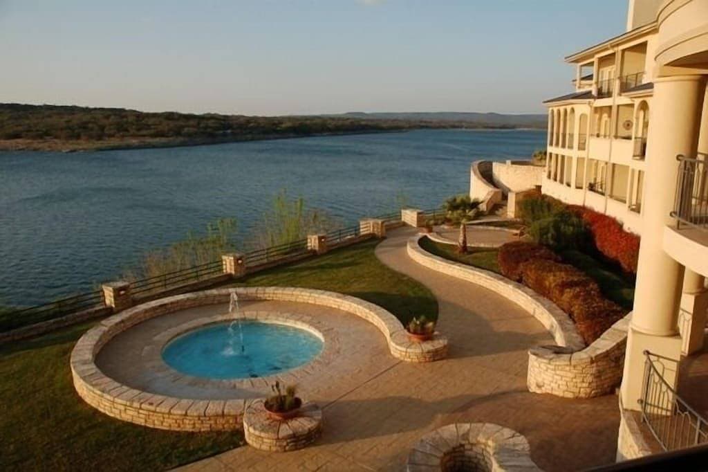 Foto 3 von 12: Luxury Condo auf seiner eigenen privaten Insel auf Lake Travis