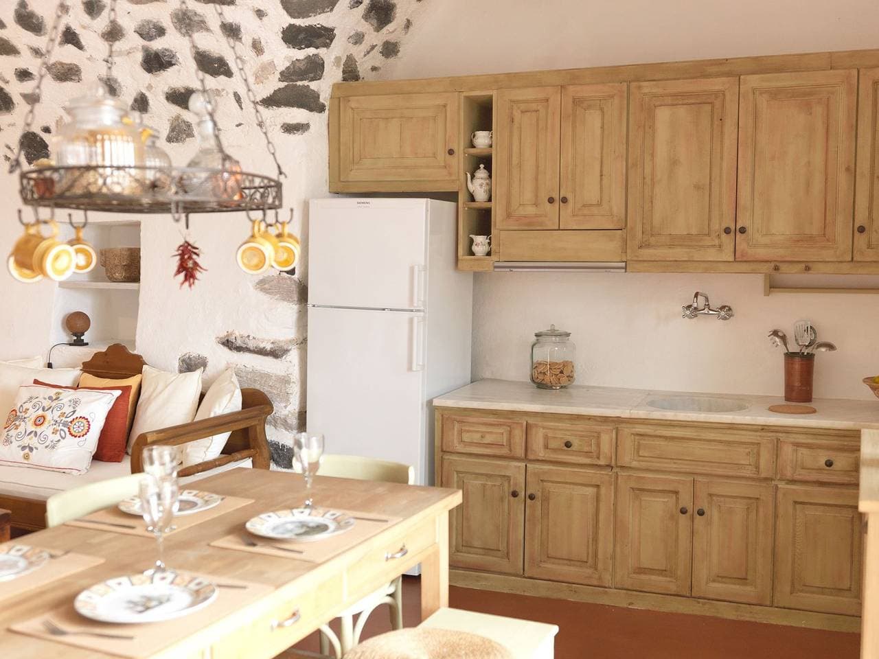 Foto 4 von 26: Charming Santorini Villa | Pori House | 1 Bedroom | Rustic & Traditional