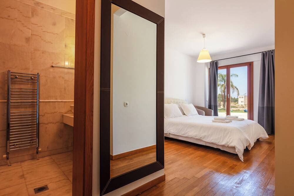 Foto 4 von 30: 8Br Twin-Villa Retreat in Lush Gardens