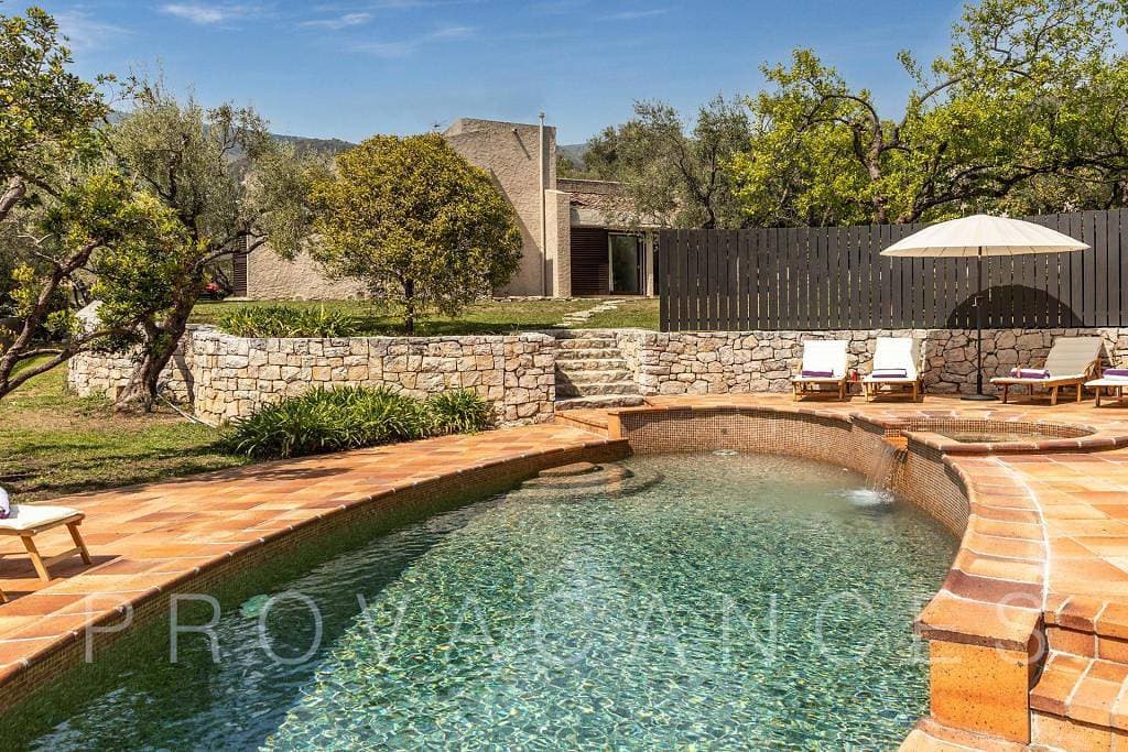 Schöne Architektenvilla mit Pool in Tourrettes-sur-Loup 1