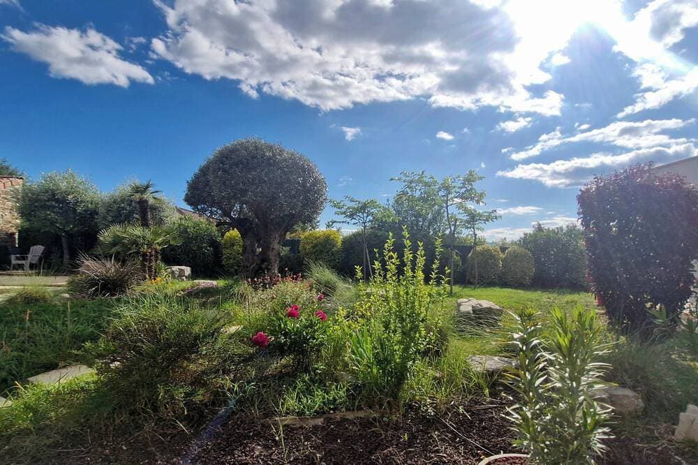 Foto 8 von 23: A beautiful bed-and-breakfast in the Ardèche, in a quiet setting surrounded by scrubland.