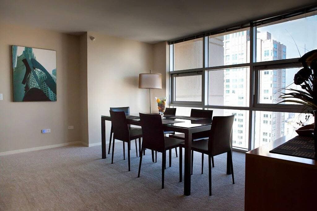 Foto 9 von 31: 52. Etage MagMile Penthouse - Ansichten, Kamin, Fitnesscenter, Pool, WiFi