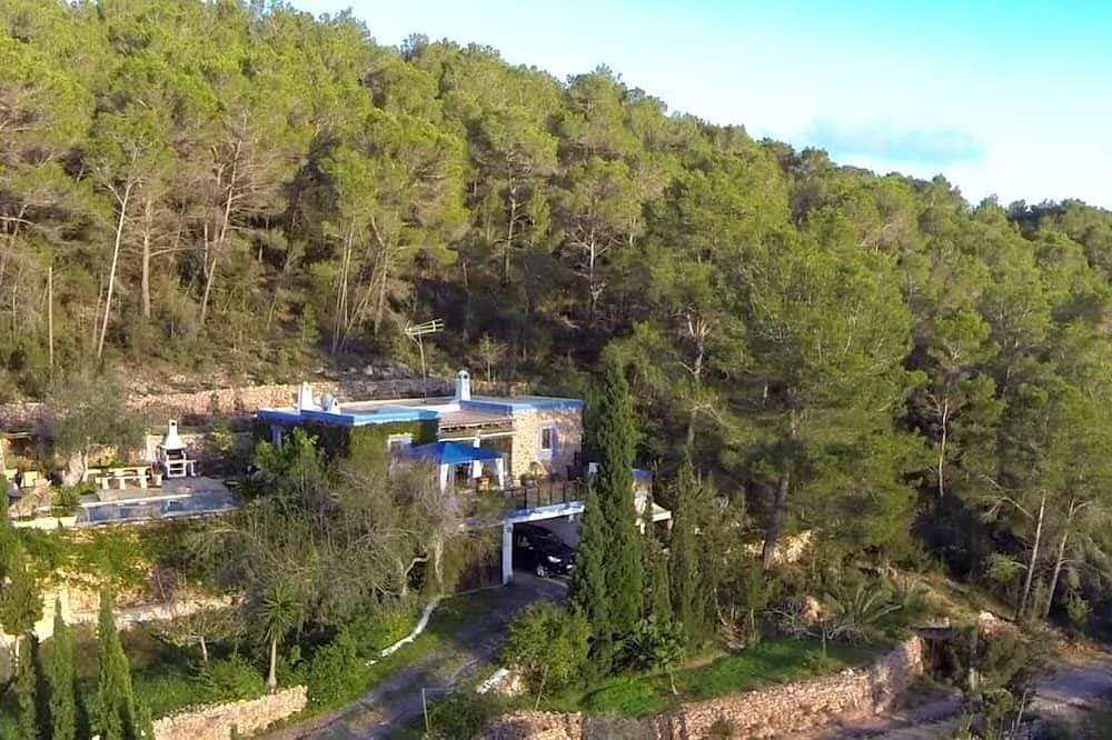 Foto 6 von 30: Typisch Ibizenkisches Landhaus mit Blick in Richtung Sonnenuntergang.