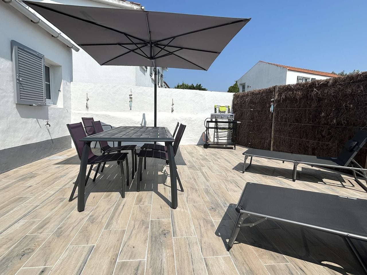 Foto 2 von 20: Haus nahe Zentrum von Noirmoutier, Terrasse und Parkplatz