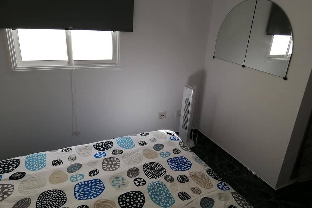 Foto 7 von 26: Geräumiges und helles Apartment mit 3 Schlafzimmern, Wohnzimmer mit Küche / Esszimmer und 1 Badezimmer.