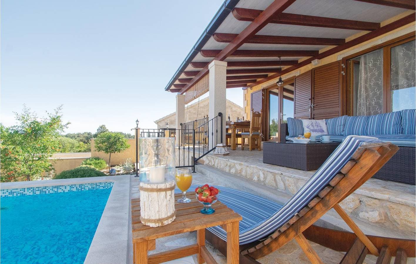 Foto 9 von 44: Gemütliche Unterkunft am Meer mit Pool, Terrasse und direktem Zugang zum Strand