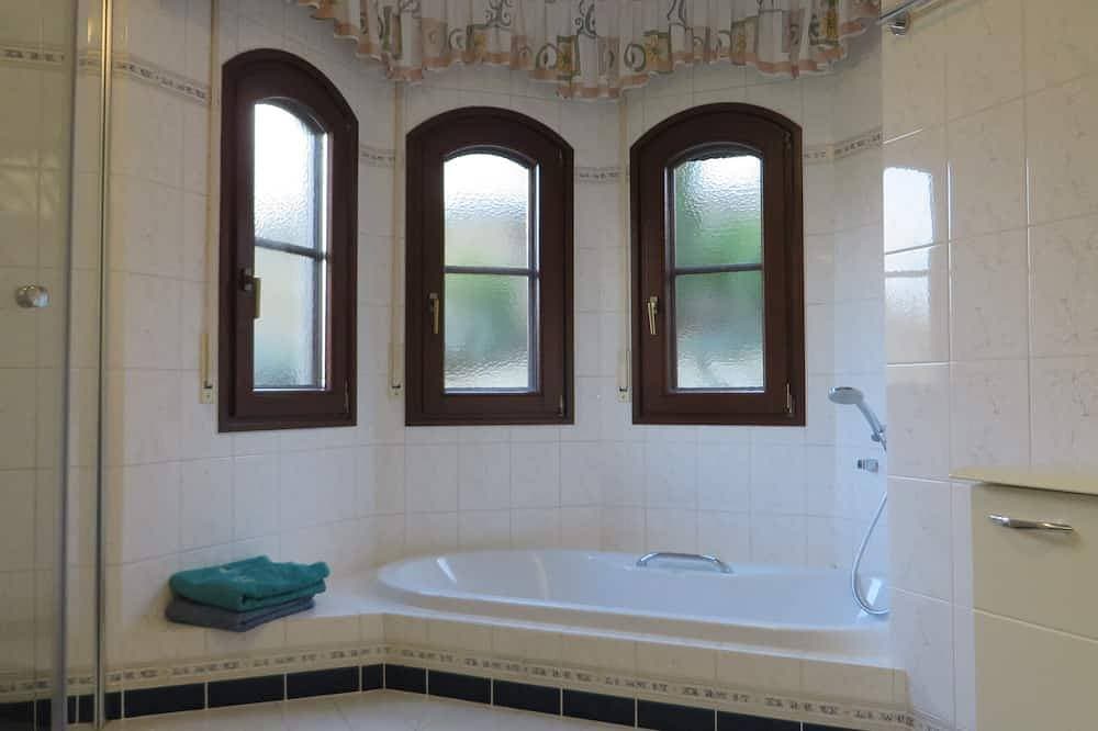 Foto 13 von 26: Traumhafte Ferienwohnung mit Terrasse, großen Garten und wundervoller Aussicht